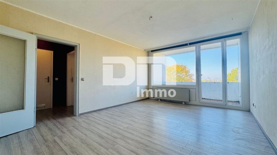 Gepflegte Dreizimmerwohnung mit Loggia in idyllischer Ortsrandlage /Campusnähe - Wohn / Esszimmer / Zugang Balkon